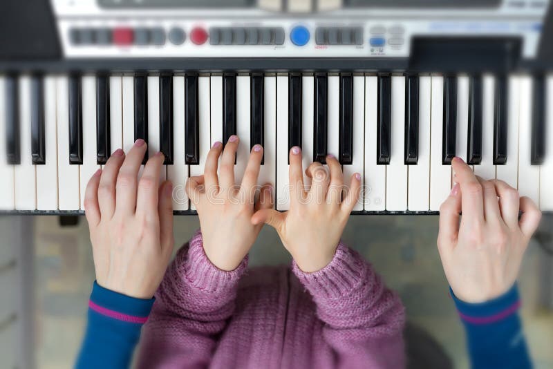 Vue Du Piano Et Les Mains De L'enfant Apprendre Avec Le Père à La