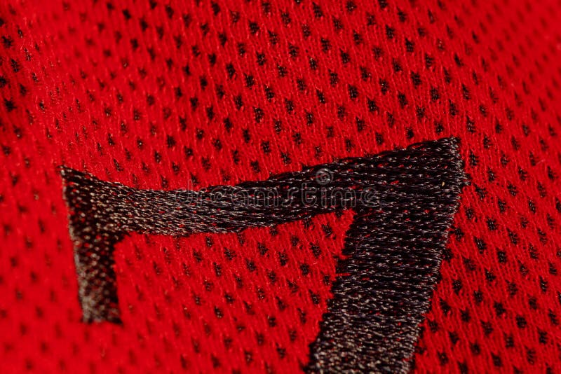 Vue sup?rieure de plan rapproch? rouge de v?tements de sport lettres brodées sur le tissu tricots respirables macro de d?tails d' image stock Vue sup?rieure de plan rapproch? rouge de v?tements de sport lettres brodées sur le tissu tricots respirables macro de d?tails d' image stock