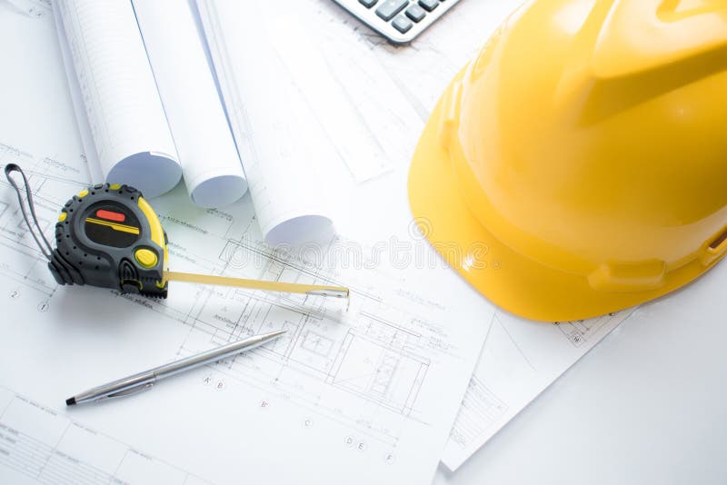 Vue sup?rieure du bureau d'architecte avec le projet d'architecture de mod?le et des outils de construction disponibles photographie stock Vue sup?rieure du bureau d'architecte avec le projet d'architecture de mod?le et des outils de construction disponibles photographie stock