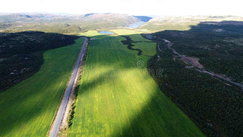 Vue sup?rieure a?rienne d'une route de campagne par un champ rural vert photo libre de droits Vue sup?rieure a?rienne d'une route de campagne par un champ rural vert photo libre de droits