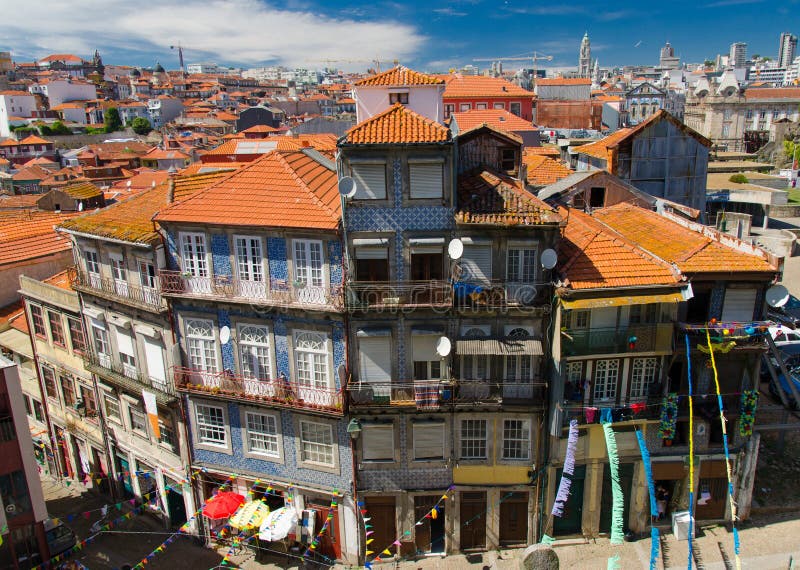 Vue supérieure aérienne des toits oranges de ville de Porto Porto, Portugal image stock Vue supérieure aérienne des toits oranges de ville de Porto Porto, Portugal image stock