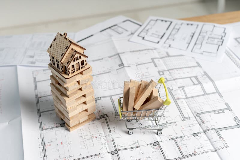 Vue supérieure courbe de petite maison en bois sur des blocs de jenga avec le panneau de construction de planche dans le petit su images libres de droits Vue supérieure courbe de petite maison en bois sur des blocs de jenga avec le panneau de construction de planche dans le petit su images libres de droits