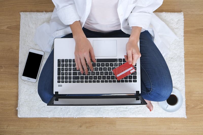 Vue supérieure d'Internet surfant de fille d'étudiant, achats en ligne sur l'ordinateur portable et téléphone portable, débit de images stock Vue supérieure d'Internet surfant de fille d'étudiant, achats en ligne sur l'ordinateur portable et téléphone portable, débit de images stock