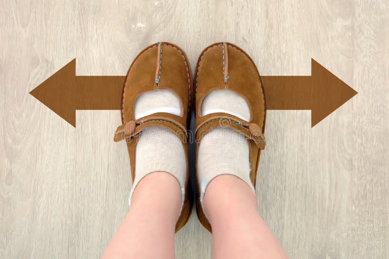 Vue supérieure de botte de Brown avec la flèche différente de décision de Brown Une paire de position de pieds Direction de march photographie stock libre de droits Vue supérieure de botte de Brown avec la flèche différente de décision de Brown Une paire de position de pieds Direction de march photographie stock libre de droits