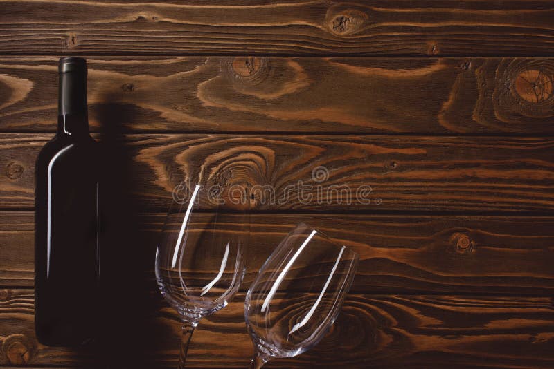 vue supérieure de bouteille de vin rouge avec les verres vides photo stock vue supérieure de bouteille de vin rouge avec les verres vides photo stock