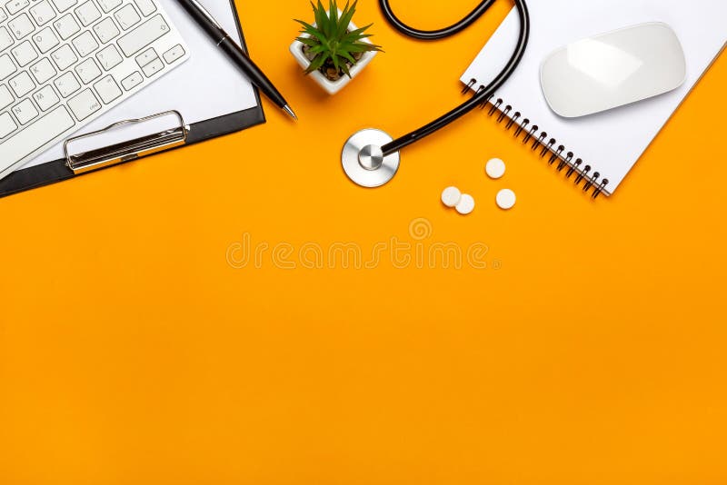 Vue supérieure de bureau de médecins avec le bloc-notes et le stylo de clavier de stéthoscope, la prescription et les pilules image libre de droits Vue supérieure de bureau de médecins avec le bloc-notes et le stylo de clavier de stéthoscope, la prescription et les pilules image libre de droits
