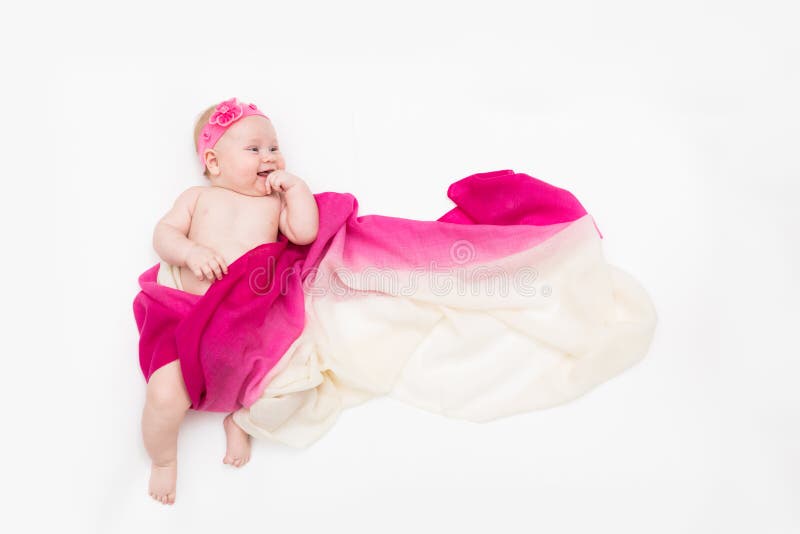 Vue supérieure de bébé mignon habillée dans un costume féerique - longs écharpe et bandeau de flottement L'espace pour le texte photo stock