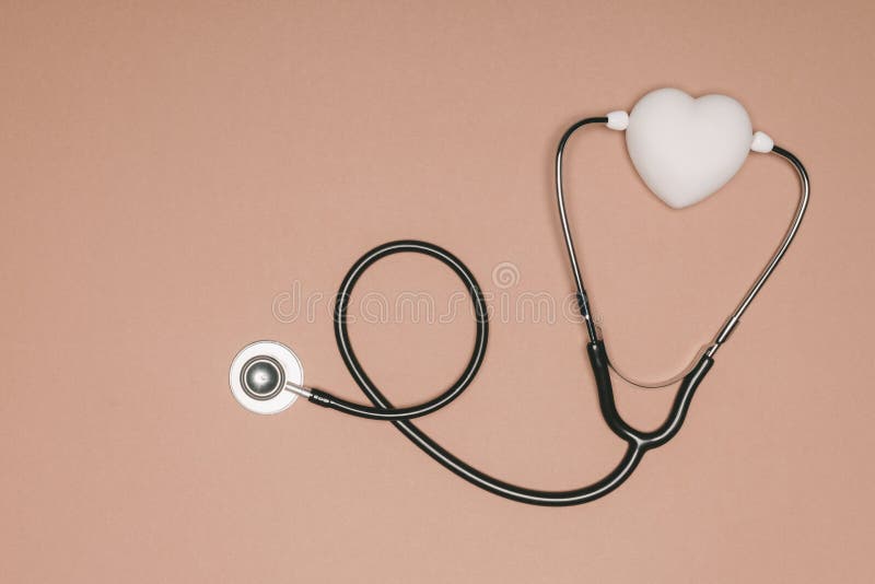 vue supérieure de coeur et de stéthoscope disposés sur la surface beige, concept de jour de santé du monde photos libres de droits vue supérieure de coeur et de stéthoscope disposés sur la surface beige, concept de jour de santé du monde photos libres de droits
