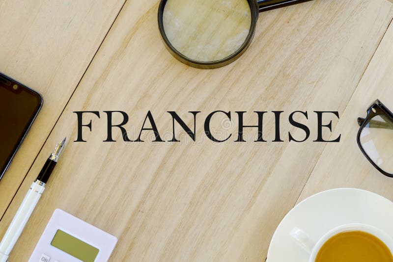Vue supérieure de concept d'affaires et de finances de loupe, de lunettes, d'une tasse de café, de calculatrice, de stylo et de t illustration de vecteur Vue supérieure de concept d'affaires et de finances de loupe, de lunettes, d'une tasse de café, de calculatrice, de stylo et de t illustration de vecteur