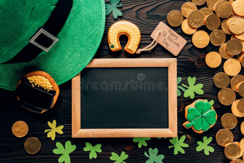 vue supérieure de conseil vide avec le pain d'épice et l'oxalide petite oseille sur la table, concept de jour de patricks de St photo libre de droits vue supérieure de conseil vide avec le pain d'épice et l'oxalide petite oseille sur la table, concept de jour de patricks de St photo libre de droits