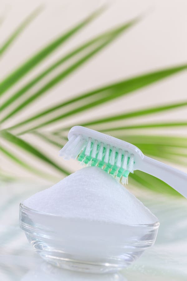 Vue supérieure de cuvette de bicarbonate de soude avec la brosse à dents sur le blanc image stock Vue supérieure de cuvette de bicarbonate de soude avec la brosse à dents sur le blanc image stock