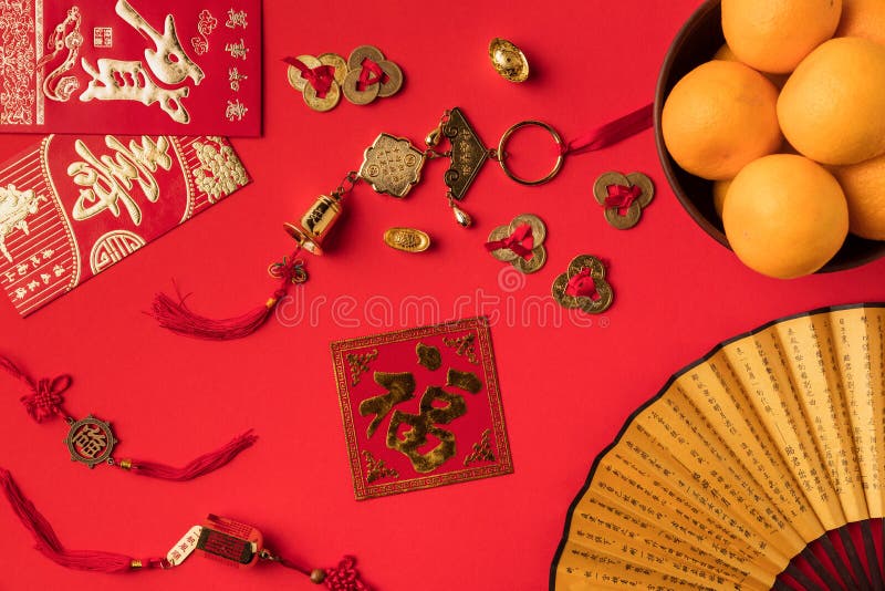 vue supérieure de fan avec des cartes de voeux de caractères avec les décorations et les mandarines orientales de calligraphie photo stock vue supérieure de fan avec des cartes de voeux de caractères avec les décorations et les mandarines orientales de calligraphie photo stock
