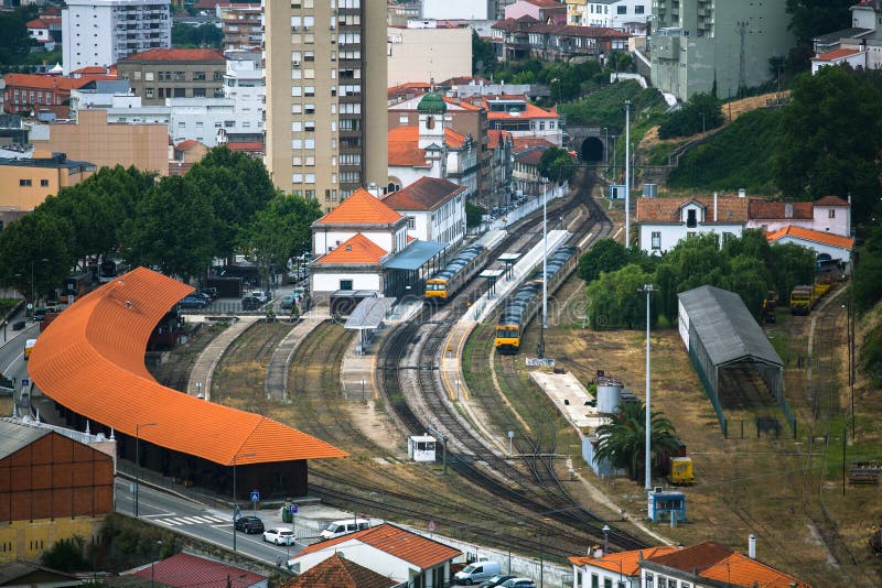 Vue supérieure de gare ferroviaire du peso DA Regua, Portugal du nord Voyage photographie stock Vue supérieure de gare ferroviaire du peso DA Regua, Portugal du nord Voyage photographie stock