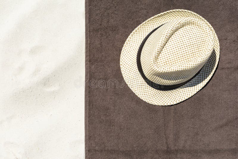 Vue supérieure de plage sablonneuse avec des accessoires de cadre et d'été de serviette Fond avec l'espace, la serviette et le ch images libres de droits Vue supérieure de plage sablonneuse avec des accessoires de cadre et d'été de serviette Fond avec l'espace, la serviette et le ch images libres de droits
