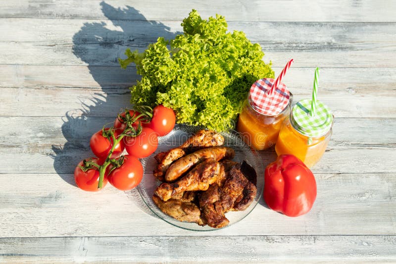 Vue supérieure de plat de la viande grillée fraîche entourée par sala frais image libre de droits Vue supérieure de plat de la viande grillée fraîche entourée par sala frais image libre de droits