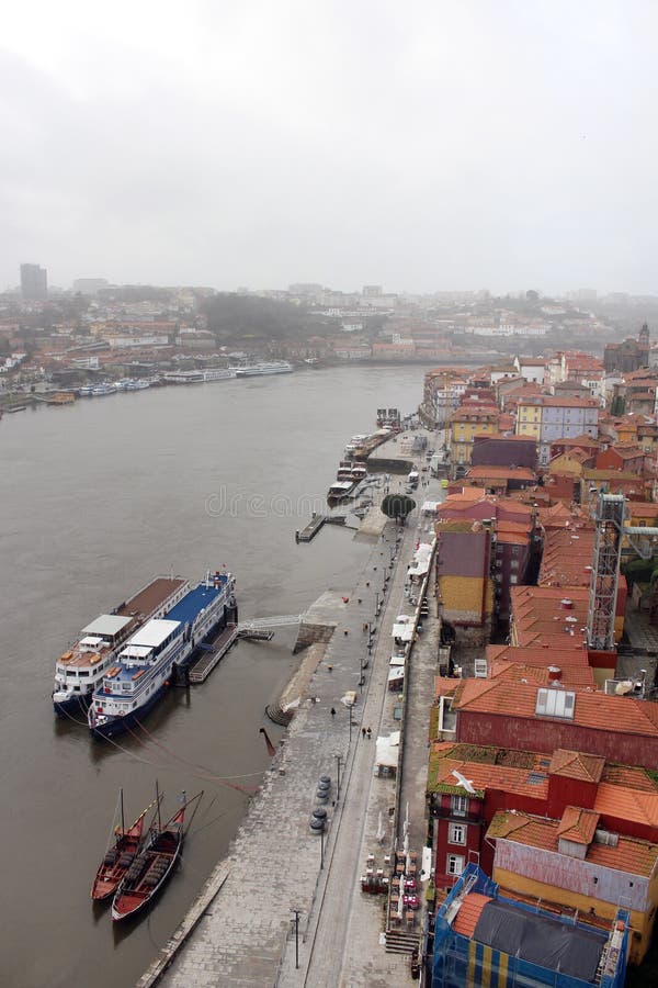 Vue supérieure de rivière de Ribeira et de Douro dans la vieille ville de Porto image libre de droits Vue supérieure de rivière de Ribeira et de Douro dans la vieille ville de Porto image libre de droits