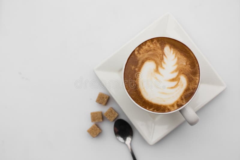 Vue supérieure de tasse de café sur le fond blanc tasse de vue supérieure de cappuccino Configuration plate Copiez l'espace photographie stock libre de droits Vue supérieure de tasse de café sur le fond blanc tasse de vue supérieure de cappuccino Configuration plate Copiez l'espace photographie stock libre de droits