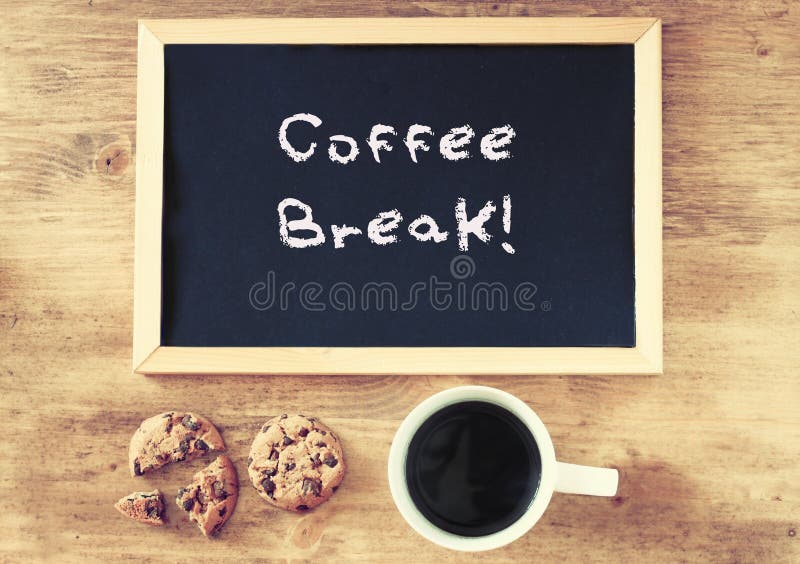 Vue supérieure des biscuits et du tableau noir de tasse de café avec la pause-café d'expression écrite là-dessus image libre de droits Vue supérieure des biscuits et du tableau noir de tasse de café avec la pause-café d'expression écrite là-dessus image libre de droits