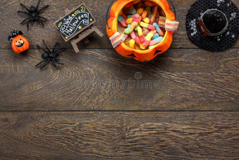 Vue supérieure des décorations heureuses festival de Halloween et du fond de des bonbons ou un sort de sucrerie image libre de droits Vue supérieure des décorations heureuses festival de Halloween et du fond de des bonbons ou un sort de sucrerie image libre de droits