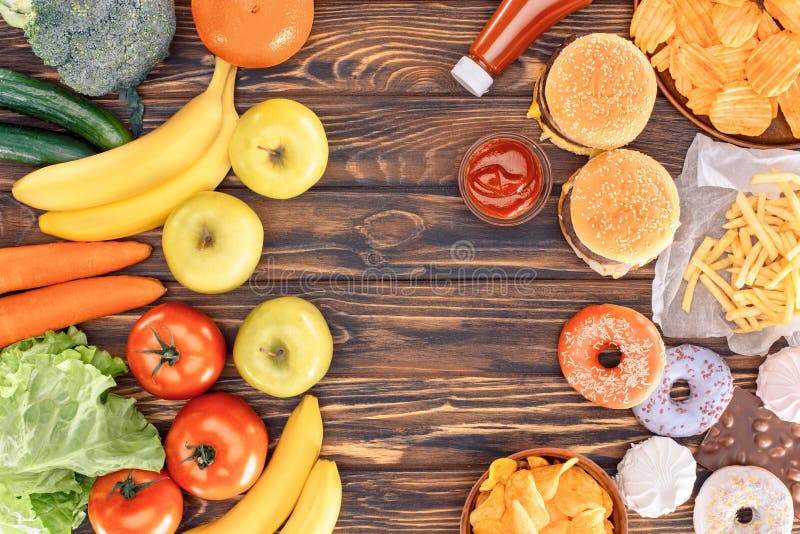 vue supérieure des fruits mûrs frais avec les légumes et la nourriture industrielle assortie sur en bois photos libres de droits vue supérieure des fruits mûrs frais avec les légumes et la nourriture industrielle assortie sur en bois photos libres de droits