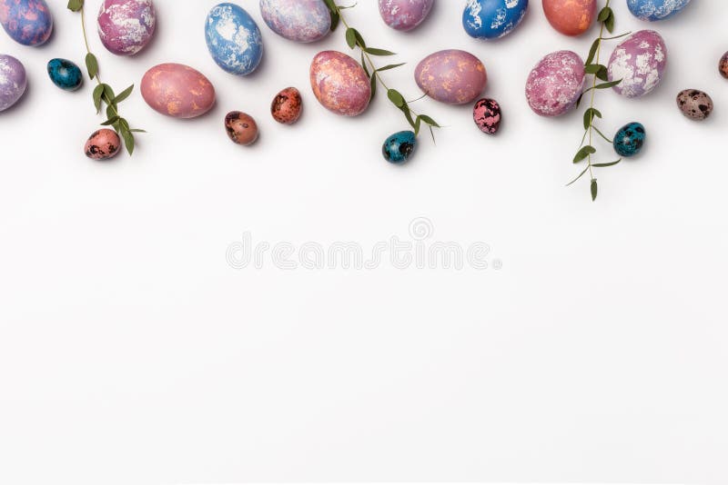 Vue supérieure des oeufs de pâques colorés avec bleu, le rose et la peinture pourpre dans différents modèles avec des usines Fond image libre de droits Vue supérieure des oeufs de pâques colorés avec bleu, le rose et la peinture pourpre dans différents modèles avec des usines Fond image libre de droits
