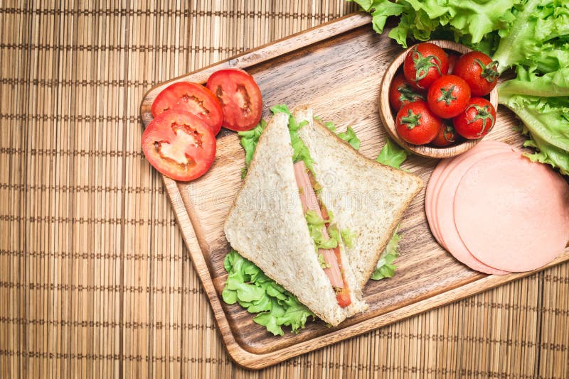 Vue supérieure des sandwichs et du jambon avec les tomates, le sandwich à club avec du fromage et le légume image stock Vue supérieure des sandwichs et du jambon avec les tomates, le sandwich à club avec du fromage et le légume image stock