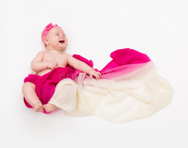 Vue supérieure du bébé riant mignon habillé dans un costume féerique - longs écharpe et bandeau de flottement L'espace pour le te photos stock