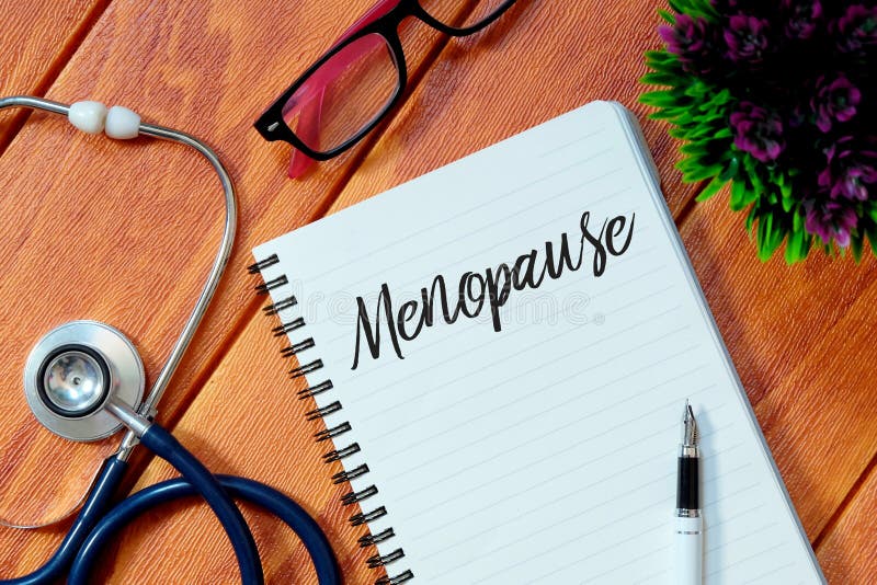 Vue supérieure du stéthoscope, des lunettes roses, de l'usine, du stylo et du carnet écrits avec la ménopause sur le fond en bois photo libre de droits Vue supérieure du stéthoscope, des lunettes roses, de l'usine, du stylo et du carnet écrits avec la ménopause sur le fond en bois photo libre de droits