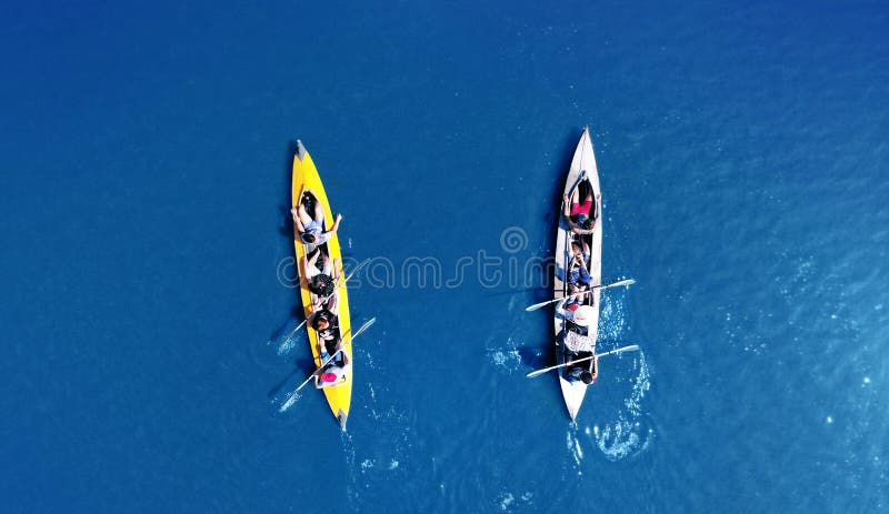 Vue supérieure Kayaking Groupe de kayaks ramant ensemble images libres de droits Vue supérieure Kayaking Groupe de kayaks ramant ensemble images libres de droits