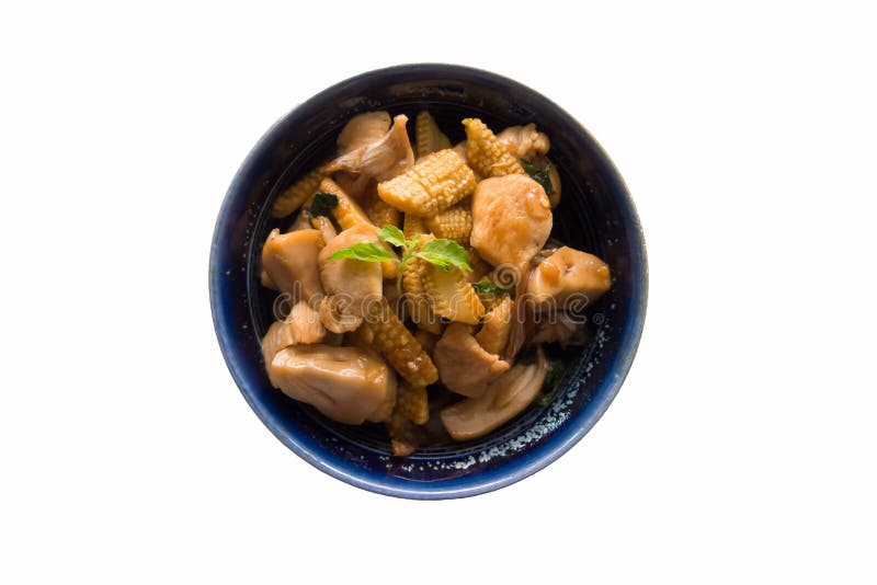 Vue supérieure, nourriture thaïlandaise saine, type frit, poulet frit, maïs doux et champignons dans une tasse noire sur le fond photos libres de droits Vue supérieure, nourriture thaïlandaise saine, type frit, poulet frit, maïs doux et champignons dans une tasse noire sur le fond photos libres de droits