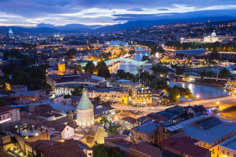 Vue supérieure scénique de Tbilisi Georgia In Evening Lights Illumination images stock Vue supérieure scénique de Tbilisi Georgia In Evening Lights Illumination images stock
