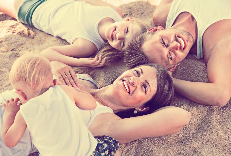 Vue supérieure sur des parents avec des enfants détendant sur la plage images stock Vue supérieure sur des parents avec des enfants détendant sur la plage images stock