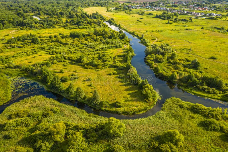 Vue supérieure sur la courbure de la rivière sous forme de lettre MU dans l'alphabet grec image libre de droits Vue supérieure sur la courbure de la rivière sous forme de lettre MU dans l'alphabet grec image libre de droits
