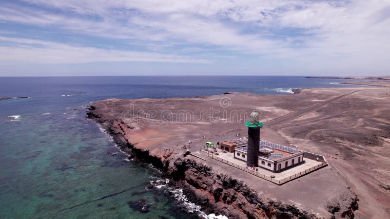Vue sur drone de Faro Punta de Jandia et le littoral accidenté de Fuerteventura clips vidéos