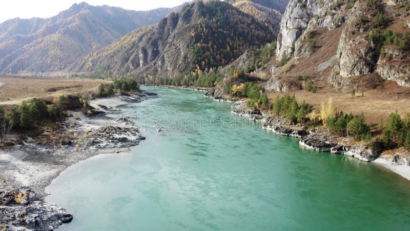 Vue sur drone de la rivière de montagne azur bleu eaux banque de vidéos
