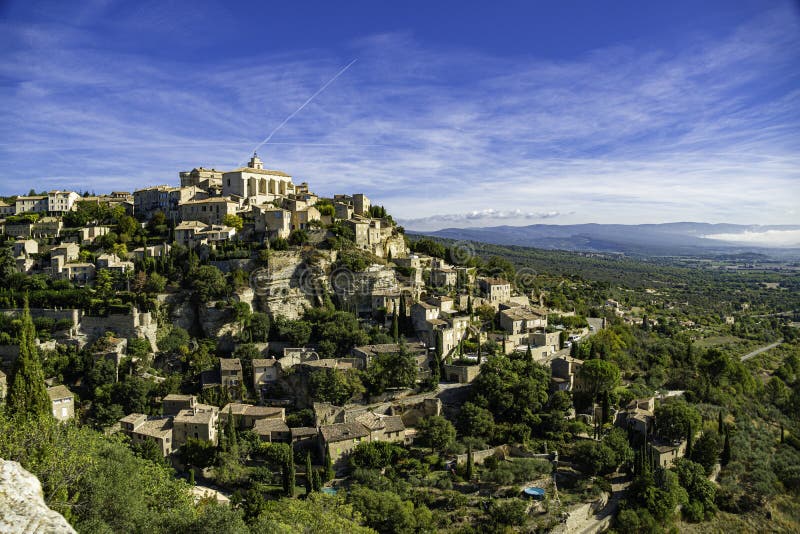 Vue sur Gordes, petite ville typique de Provence, France photographie stock libre de droits Vue sur Gordes, petite ville typique de Provence, France photographie stock libre de droits