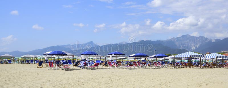 Vue sur l'Alpi Apuane de la plage de Versilia Mediterranea image stock Vue sur l'Alpi Apuane de la plage de Versilia Mediterranea image stock