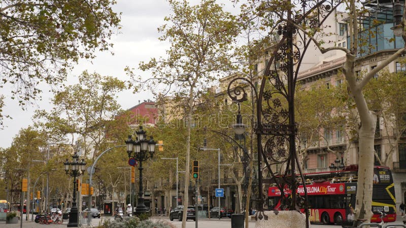 Vue sur l'avenue du Passage de Gracia avec ses bâtiments architecturaux et ses centres commerciaux banque de vidéos