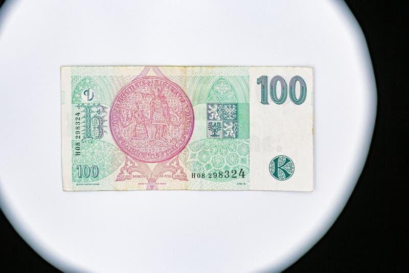 Vue sur l'inverse tchèque de gros plan de billet de 100 couronnes. La vue sur le billet de 100 couronnes tchèques inversent le gros plan avec le joint de Charles University