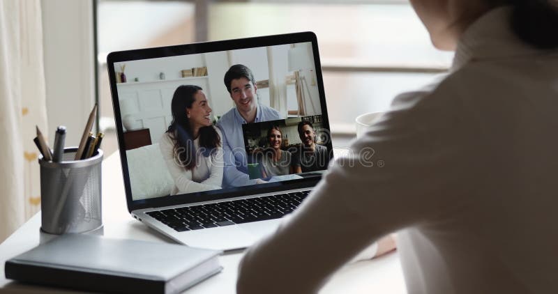 Vue sur l'épaule d'une jeune femme vidéo appelant amis couples clips vidéos