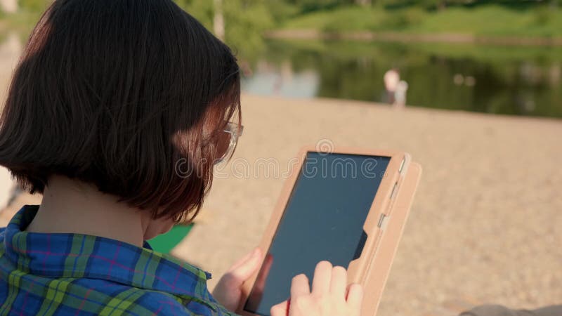 Vue sur l'épaule d'une tablette numérique dans les mains des femmes. banque de vidéos