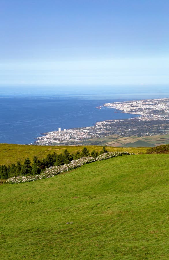 Vue sur la côte sud à l'ouest Sao Miguel Ile Açores Portugal Europe photographie stock