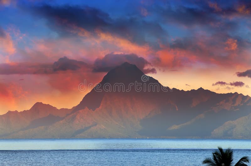 Vue sur la montagne Orohena au coucher du soleil polynesia tahiti photo stock Vue sur la montagne Orohena au coucher du soleil polynesia tahiti photo stock