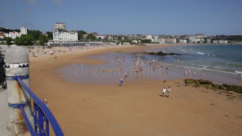 Vue sur la plage bondée pendant la chaude journée d'été dans la ville touristique populaire sur la rive de l'océan atlantique banque de vidéos