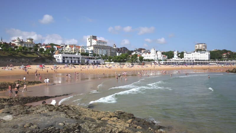 Vue sur la plage bondée pendant la chaude journée d'été dans la ville touristique populaire sur la rive de l'océan atlantique clips vidéos