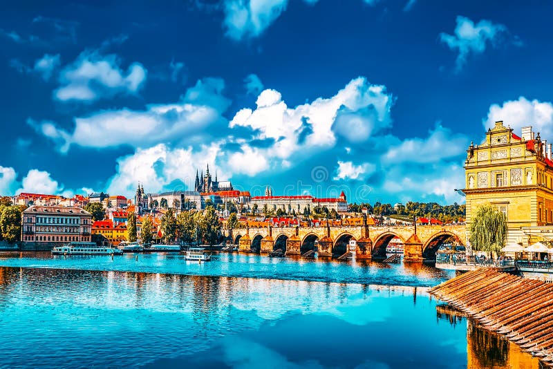 Vue sur le château de prague et la république tchèque de charles bridgeczech. Merveilleux mystérieux prague médiévale. république tchèque.