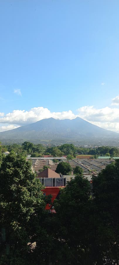 Vue sur le mont salak dans l'ouest de java indonesia image libre de droits
