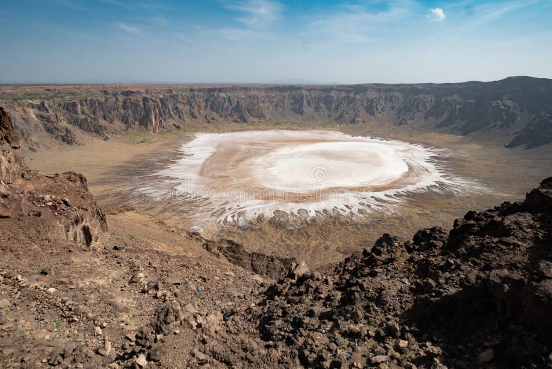 Vue sur le petit lac de sel dans le cratère d'Al-Wahbah dans la province de Makkah, Arabie Saoudite photo libre de droits Vue sur le petit lac de sel dans le cratère d'Al-Wahbah dans la province de Makkah, Arabie Saoudite photo libre de droits