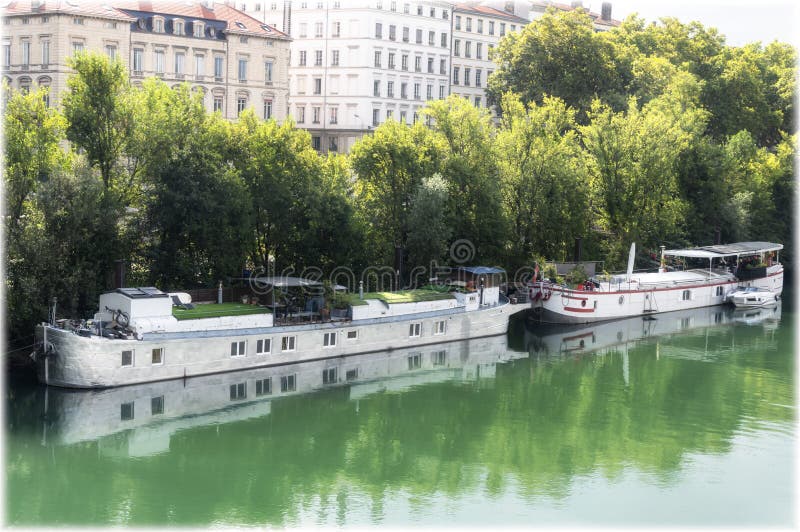 Vue sur le rhone de la rivière depuis le remblai. lyon france