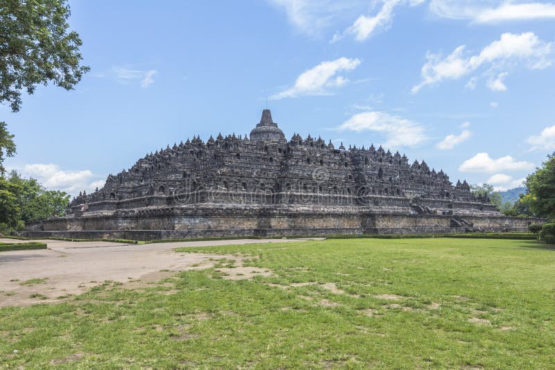 Vue sur le temple de Borobudur du parc photos stock Vue sur le temple de Borobudur du parc photos stock